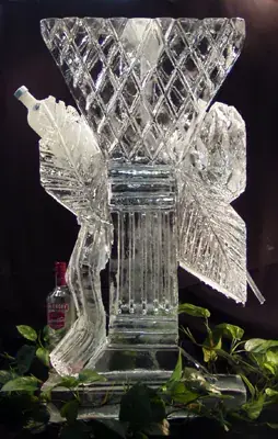 Escultura de hielo en forma de copa con alas decorada para evento