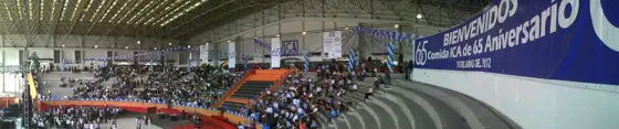 Panorámica del ruedo con gradas llenas durante un evento