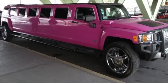 Limusina Hummer rosa estacionada en la calle