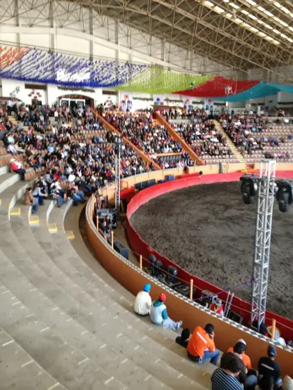 Vista cenital del ruedo del lienzo charro con el público lleno en las gradas