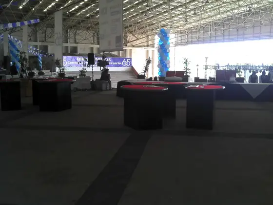 Nave interior del lienzo con mesas de evento y globos al fondo
