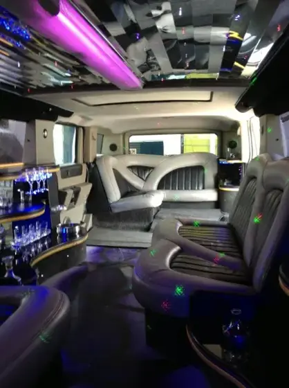 Interior de limusina Hummer con asientos de piel y luces
