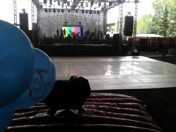 Escenario con equipo de sonido e iluminación y globos azules