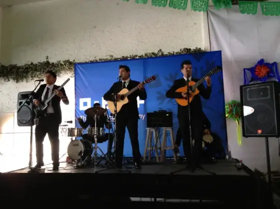 Trío musical con guitarras tocando en un escenario