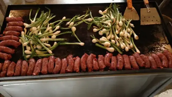 Parrillada con salchichas y cebollitas en el asador