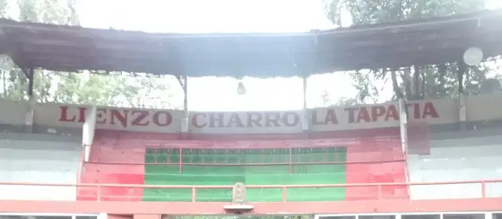 Gradas del ruedo con el letrero «Lienzo Charro La Tapatía»