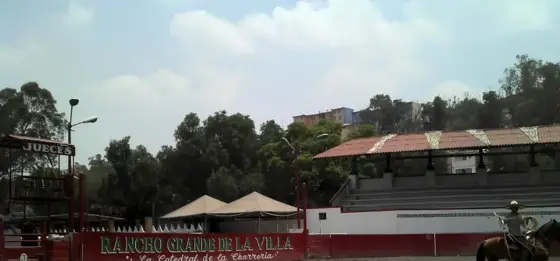 Ruedo con gradas y letrero «Rancho Grande de La Villa»