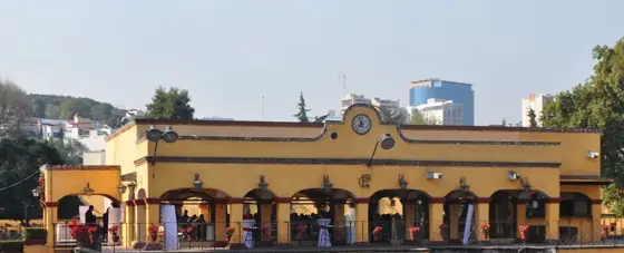 Fachada amarilla con arcos frente al ruedo
