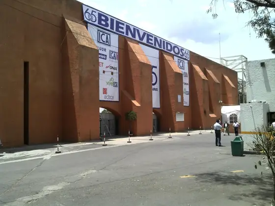 Fachada de ladrillo del lienzo charro con mantas de bienvenida