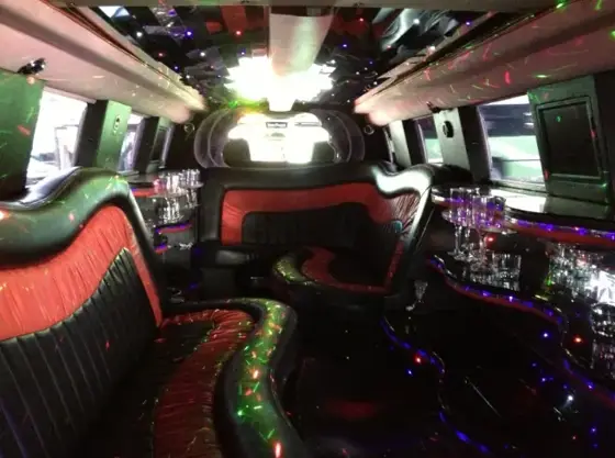 Interior de limusina Hummer rosa con iluminación de fiesta