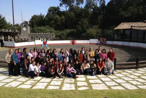 Grupo de invitados posando en el ruedo de piedra