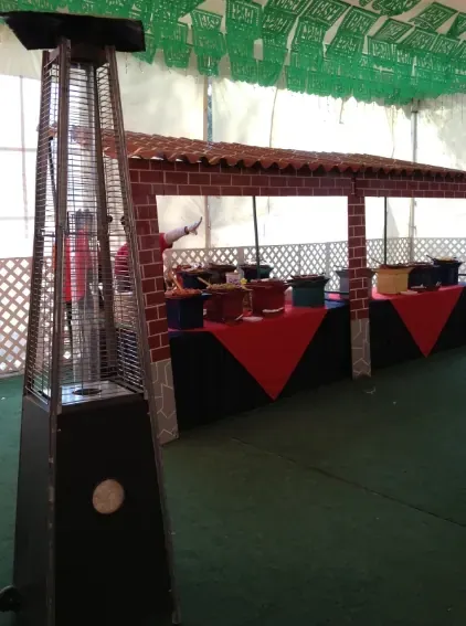 Terraza con calentador y área de banquete decorada