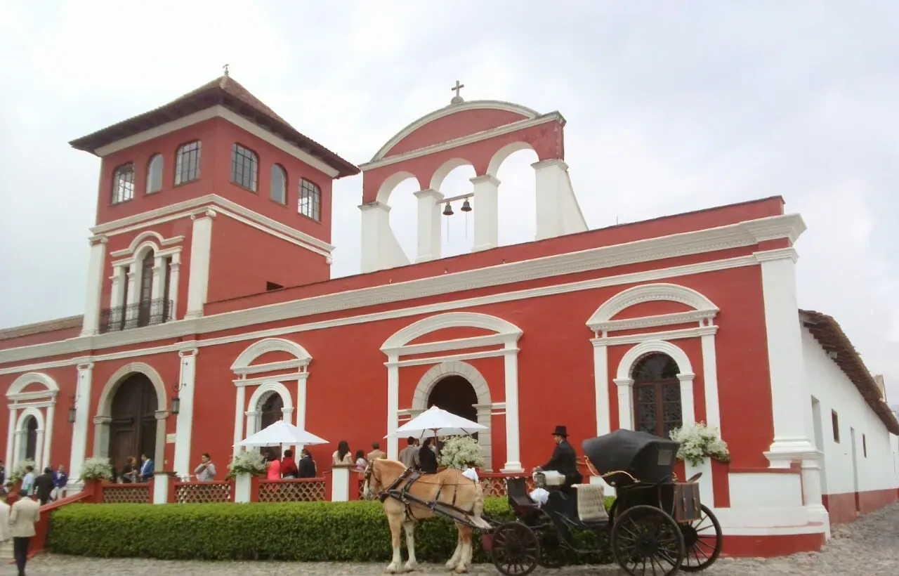 Carruaje con caballo frente a una hacienda para una boda