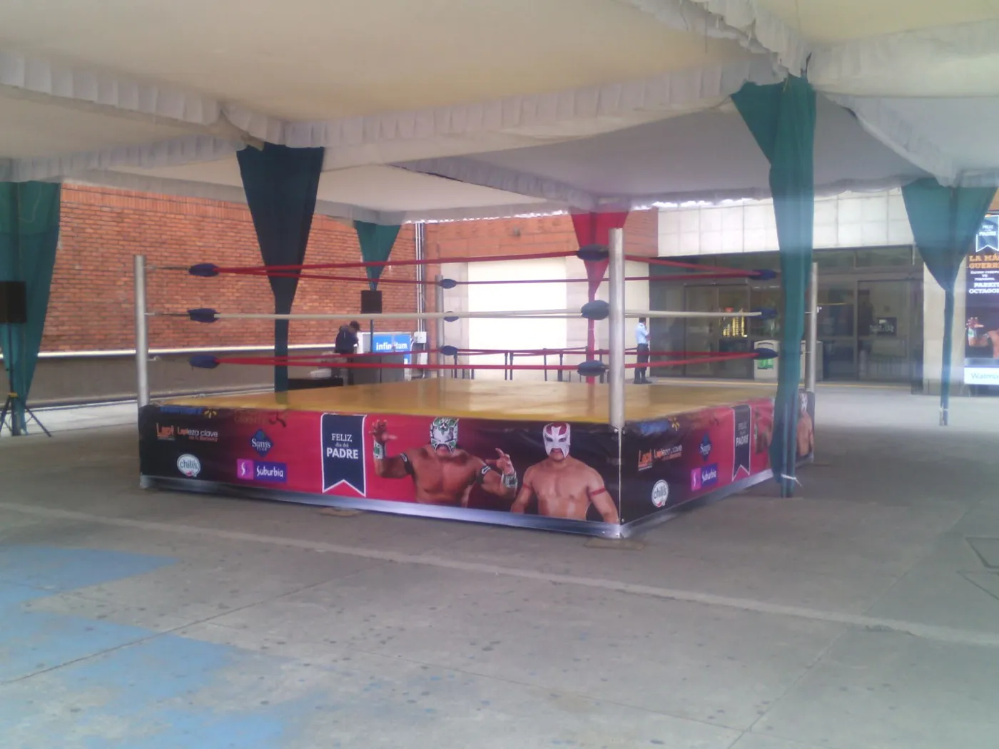 Ring de lucha libre montado bajo carpa para evento