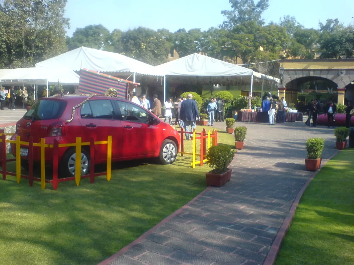 Carpas blancas montadas sobre el jardín de un evento