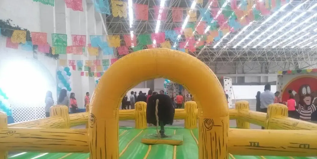 Brincolín inflable amarillo en un salón de eventos