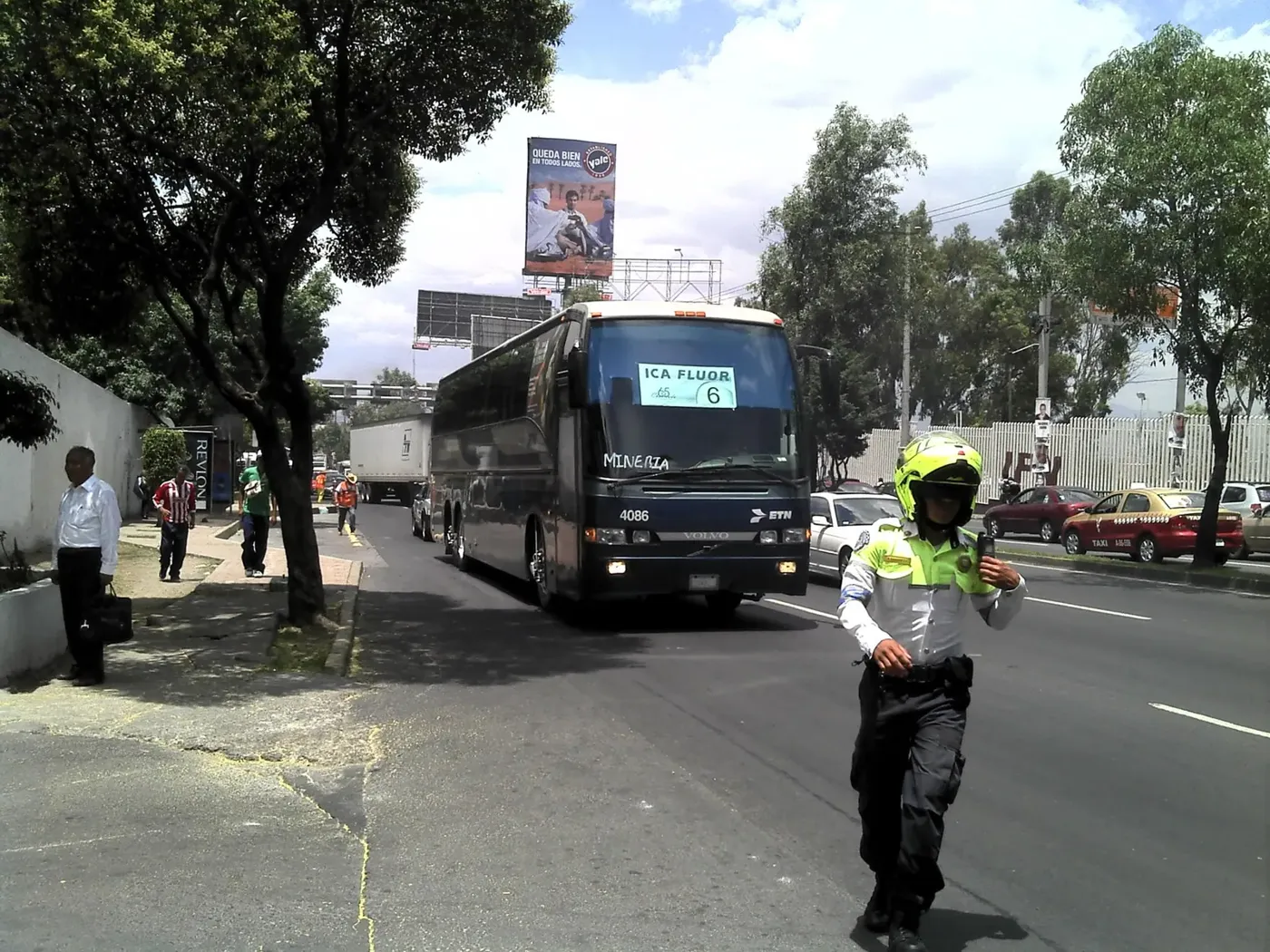 Autobús de transporte de invitados circulando por la calle con apoyo vial