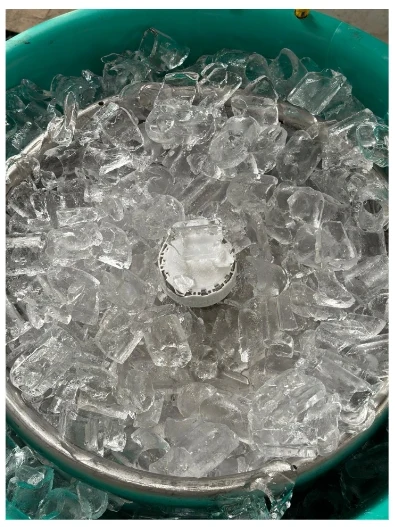 Barril de cerveza enterrado en hielo para mantenerla fría