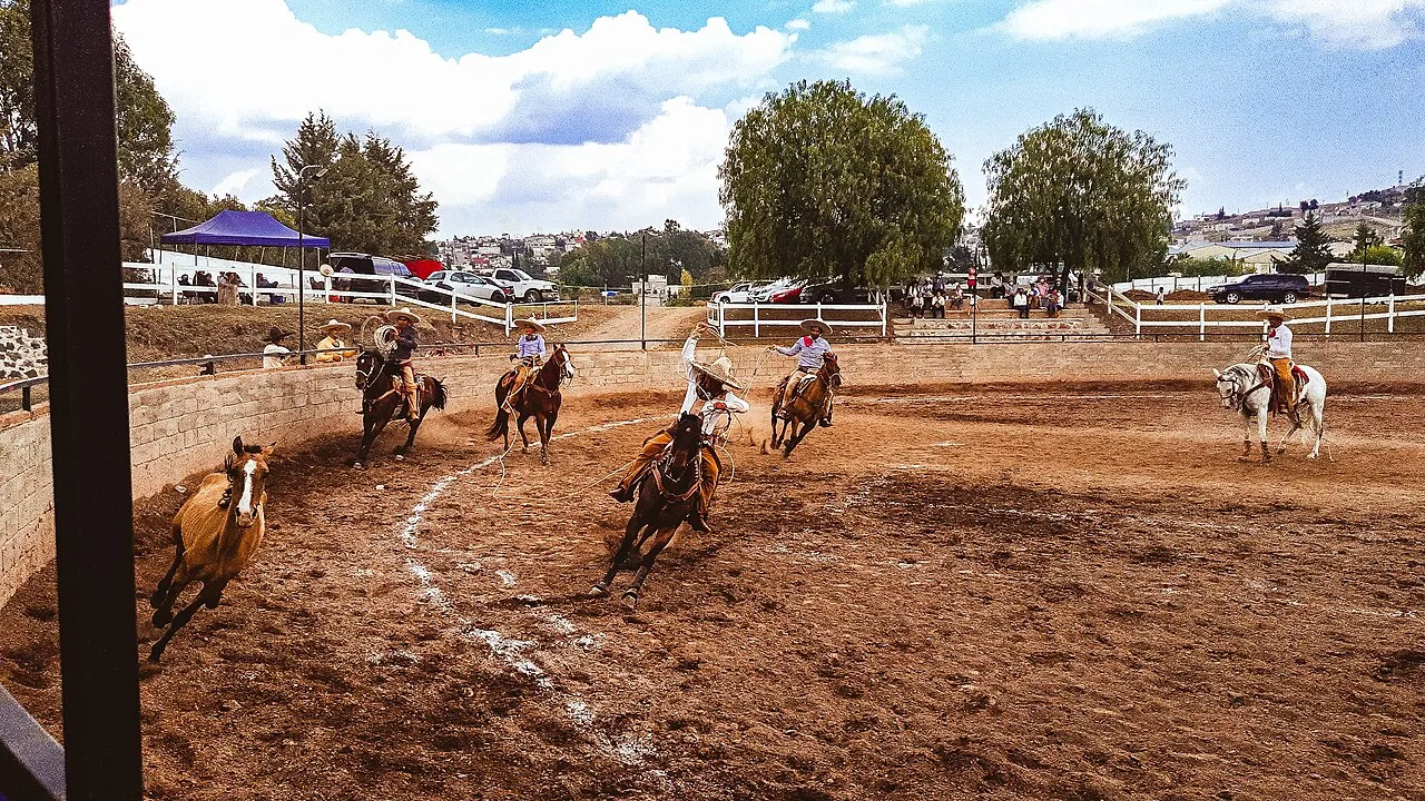Ruedo de un lienzo charro con jinetes