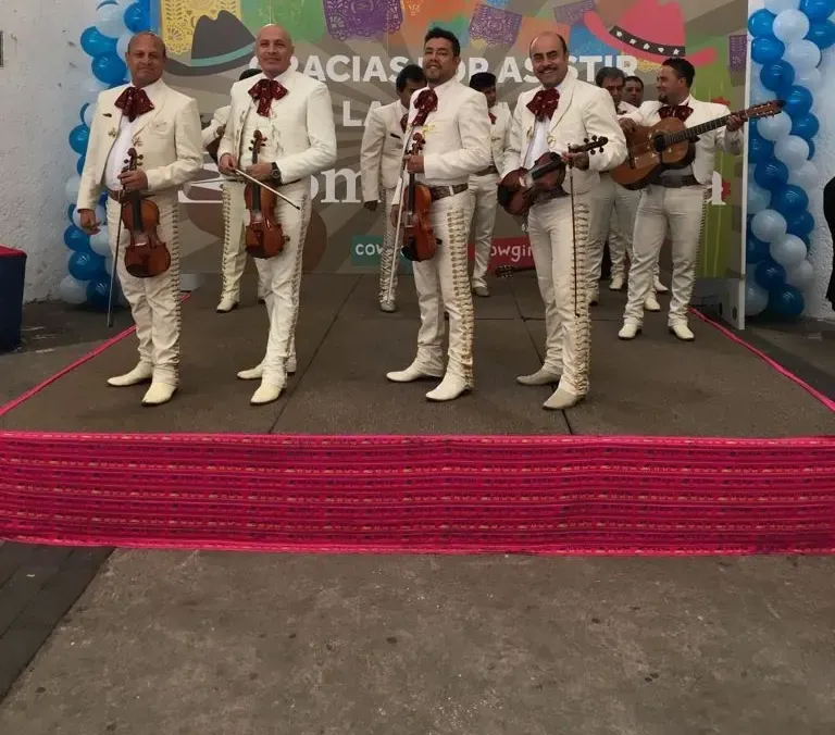 Mariachi presentandose en un escenario de evento