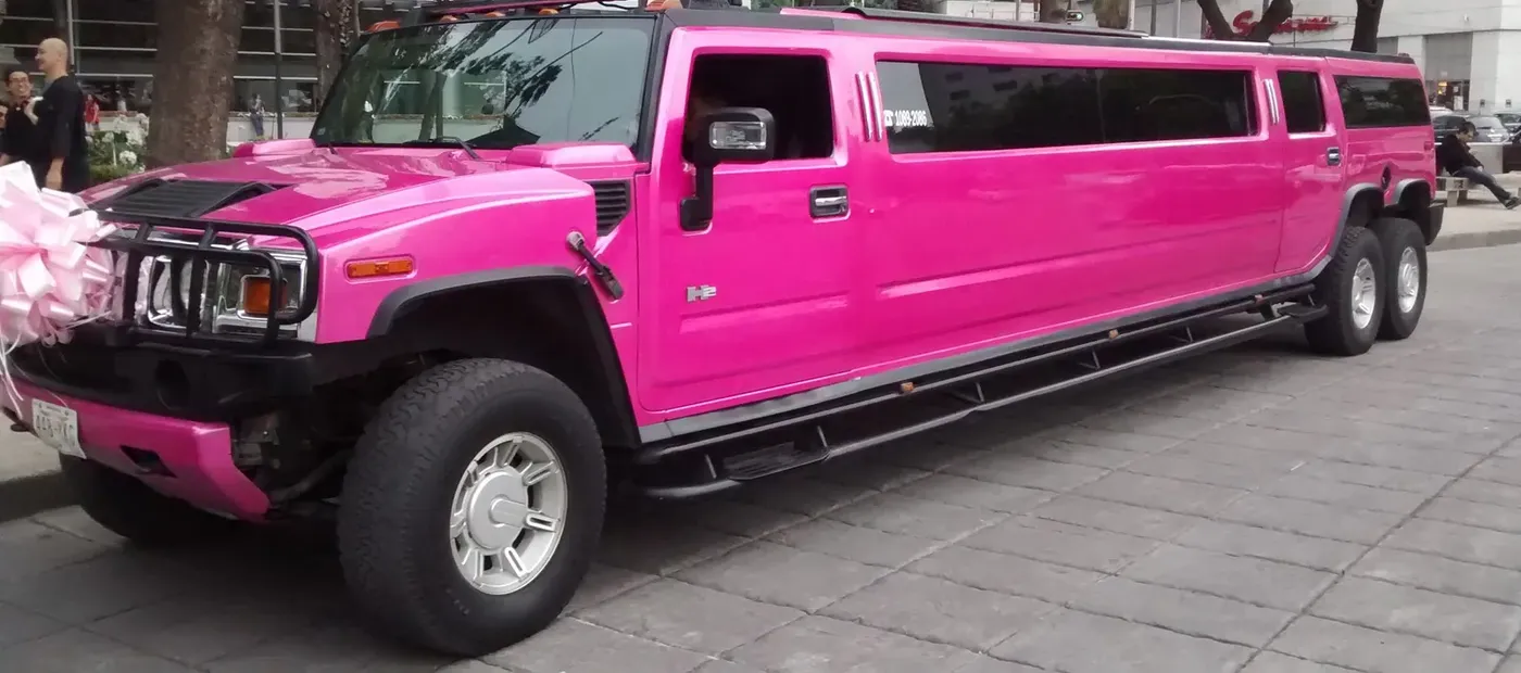 Limusina Hummer rosa con moño decorativo para eventos
