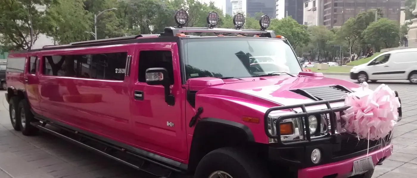Limusina Hummer rosa con moño rosa vista frontal