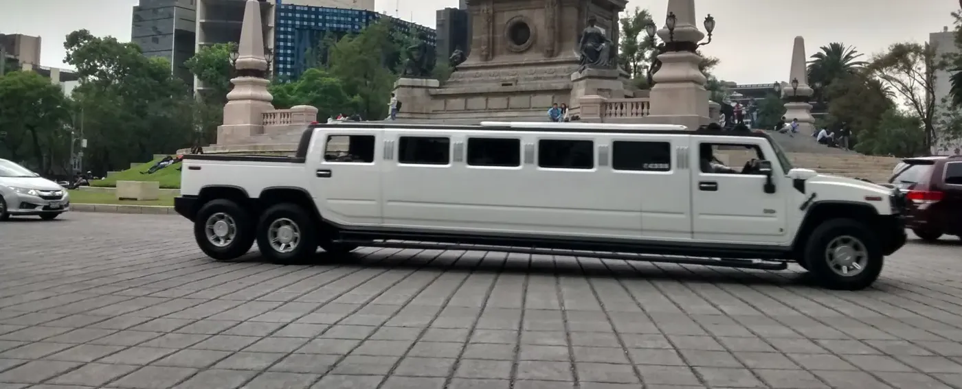Limusina Hummer blanca de seis ruedas en una glorieta