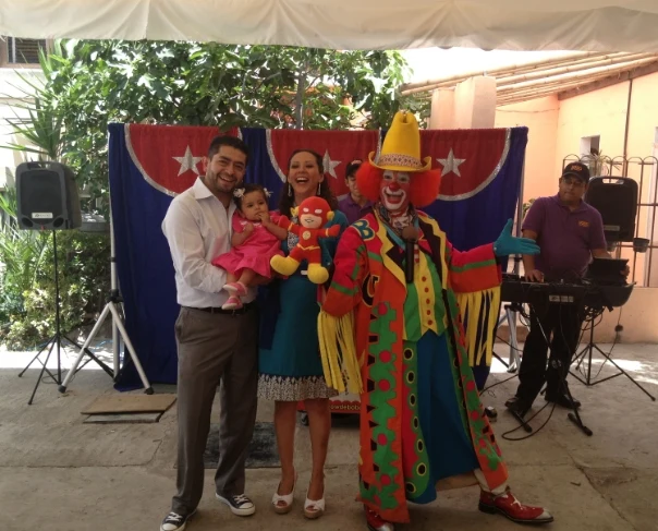 Payaso Bobo con una familia durante una fiesta al aire libre