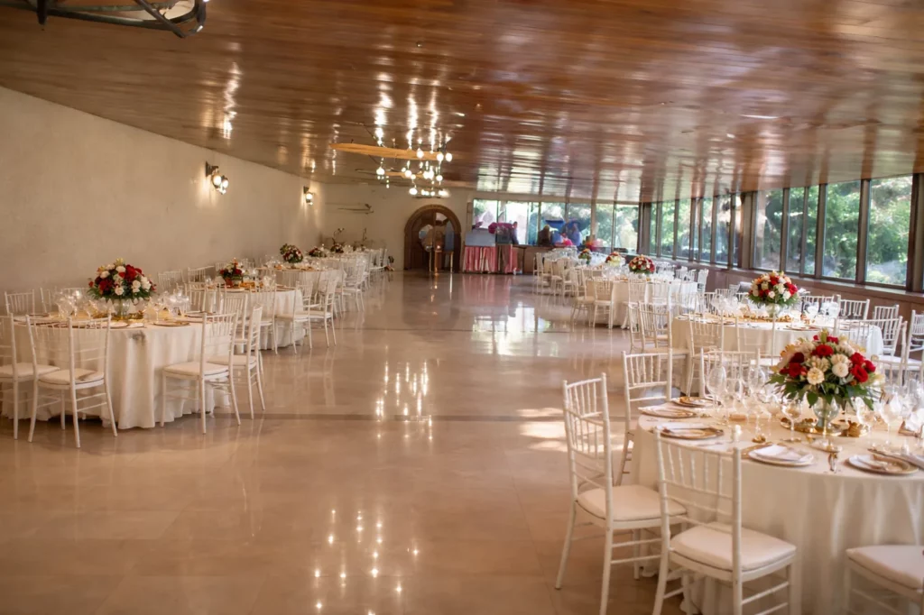Salón con mesas y sillas blancas para graduaciones y banquetes en lienzo charro
