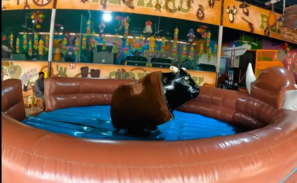 Toro mecánico para fiesta infantil en lienzo charro, CDMX